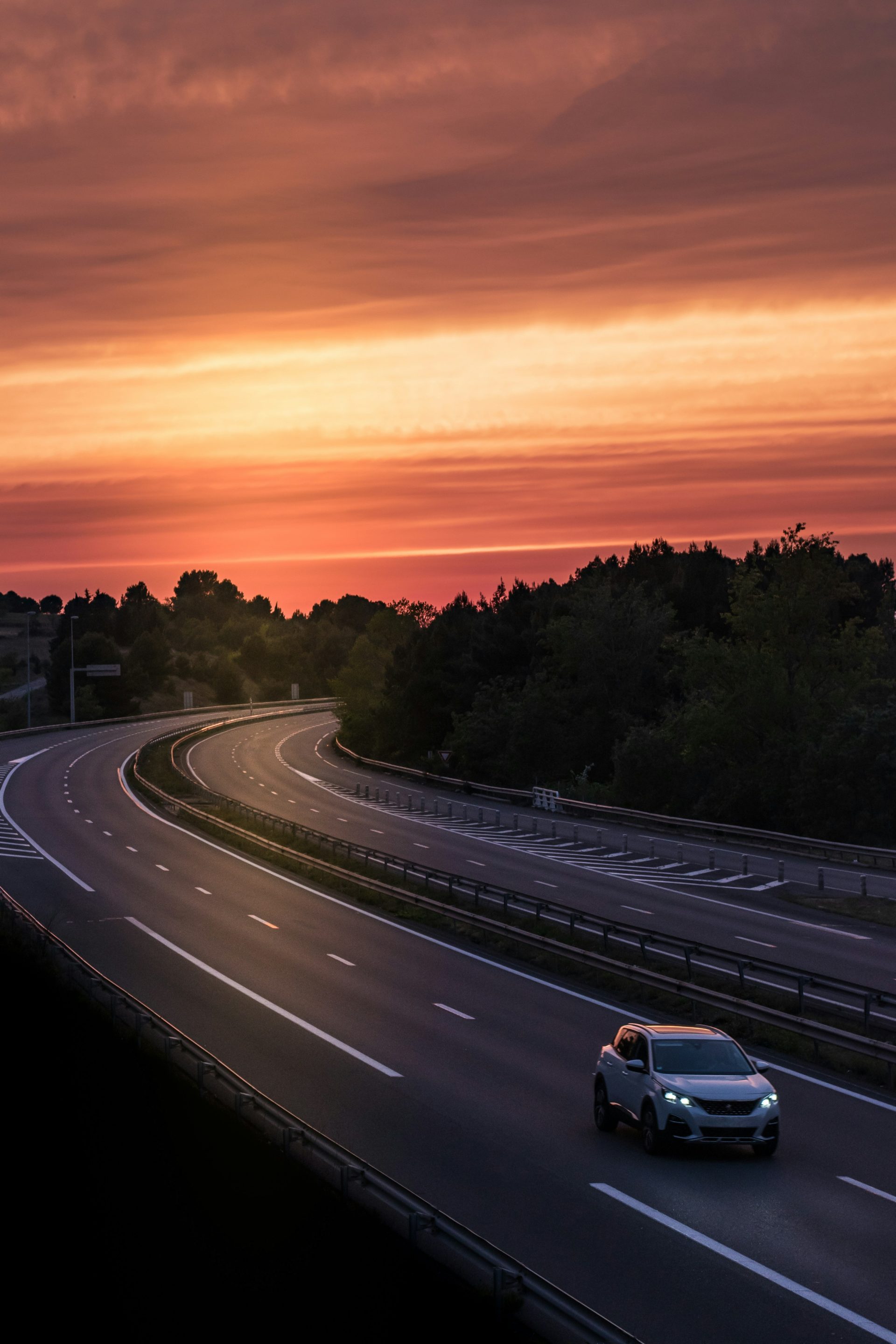SUV gris sur la route